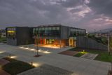 Firemní sídlo společnosti Lumius ve Sviadnově (1/2). Nominace udělena za "vytvoření energeticky vysoce úsporné budovy se zřetelem k velkorysému prostorovému řešení a kompozici zeleně v interiéru i exteriéru".