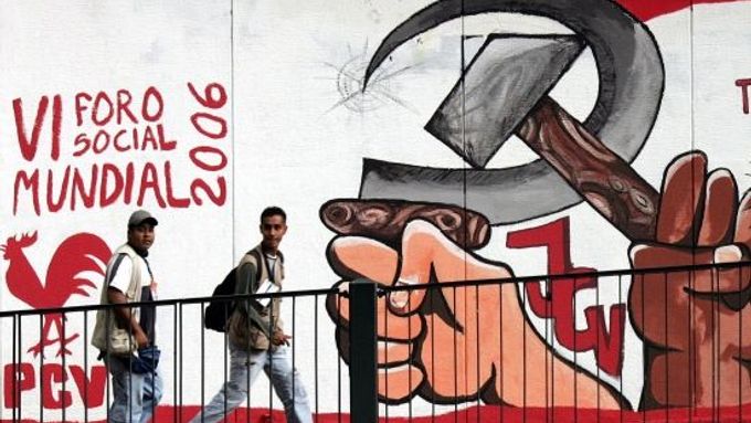 Grafitti na stěně v Caracasu, propagující letošní Světové sociální fórum