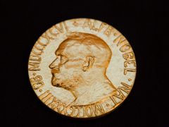 Zlatá medaile Nobelovy ceny za mír.
