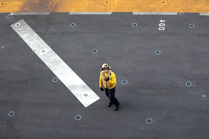 Záběry z paluby americké lodi USS Boxer v Perském zálivu