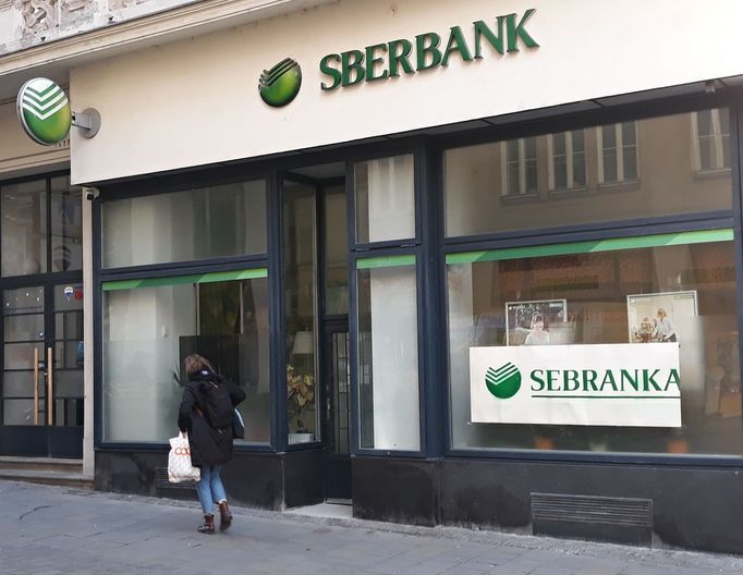 Lidé procházející 1. března 2022 kolem pobočky Sberbank v Panské ulici v centru Brna už druhý den viděli na výlohách velké nápisy Sebranka.