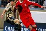 Liverpoolský Fernando Torres bojuje s Laurentem Bonnartem z Olympiqu Marseille v úvodu Ligy mistrů.