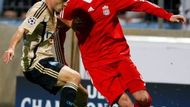 Liverpoolský Fernando Torres bojuje s Laurentem Bonnartem z Olympiqu Marseille v úvodu Ligy mistrů.