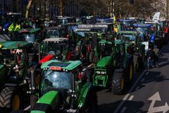 Brusel zablokovaly skoro 3000 traktorů, farmáři brojí proti snižování emisí
