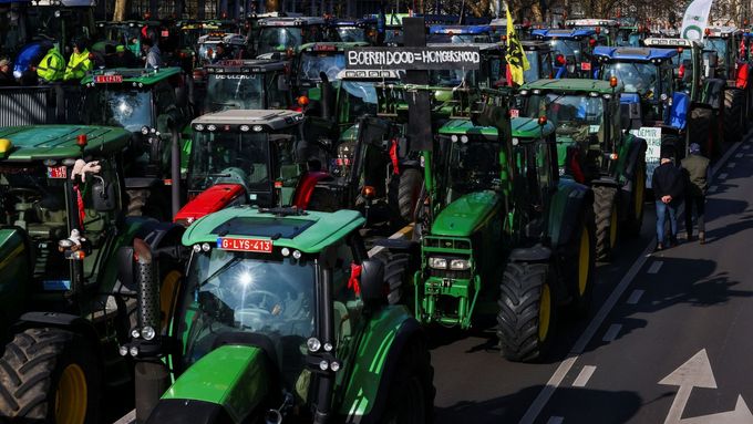 Zemědělci s traktory ze severního belgického regionu Flandry se účastní protestu proti novému plánu regionální vlády na omezení emisí dusíku v Bruselu.