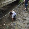 V Gruzii pomáhá tisíce mladých při odklízení trosek po záplavách