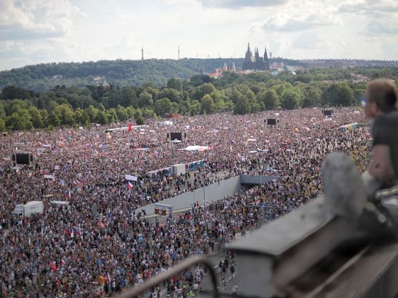 Červnová demonstrace v Praze na Letné.