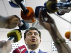 Gruzínský prezident Michail Saakašvili odpovídá na dotazy novinářů poté, co odvolil.