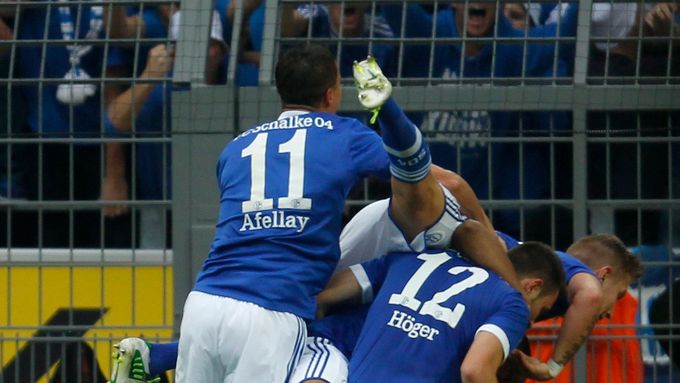 Radost fotbalistů Schalke po vítězné brance do sítě Dortmundu.