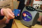 První banka vydává bezkontaktní karty, zrychlí platby