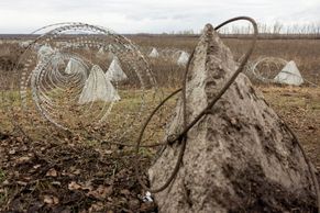 Foto: Dračí zuby, dráty a protitankové jámy. Ukrajinci finišují s obrannými liniemi