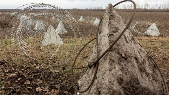 Foto: Dračí zuby, dráty a protitankové jámy. Ukrajinci finišují s obrannými liniemi