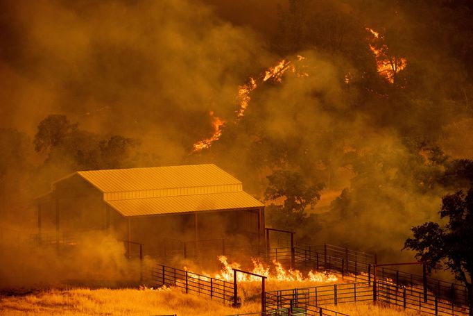 Lesní požár v Kalifornii v oblasti Calif v severní části Kalifornie. Červenec 2018.