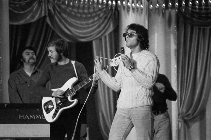 Zpěvák Josef Laufer na natáčení televizního silvestrovského večera "Vesele do Nového roku" v Kostelci nad Černými lesy. 22. 12. 1969
