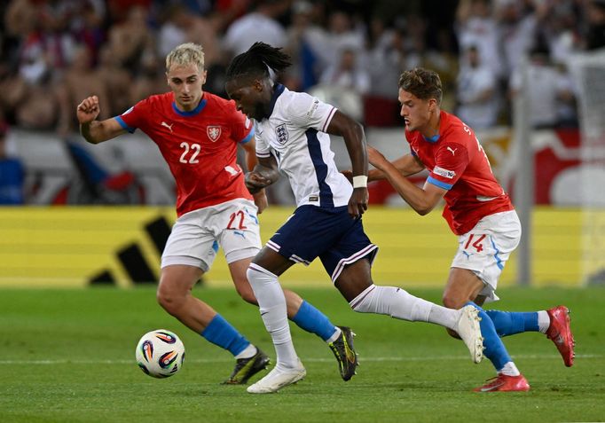 Jon Rowe v souboji s dvojicí českých hráčů Matěj Hadaš a Vojtěch Stránský