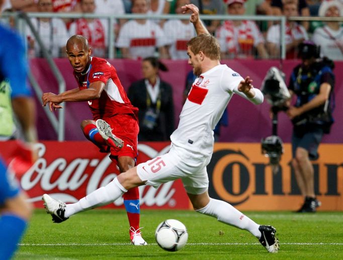 Český fotbalista Theodor Gebre Selassie nahrává pod nohami Poláka Sebastiana Boenische v utkání skupiny A na Euru 2012.