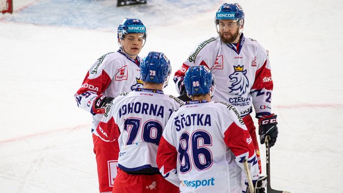 Čeští hokejisté slaví gól v rakouské síti