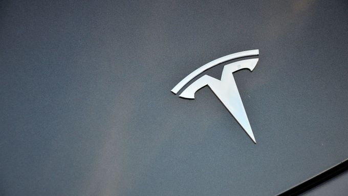 Logo automobilky Tesla, ilustrační foto.
