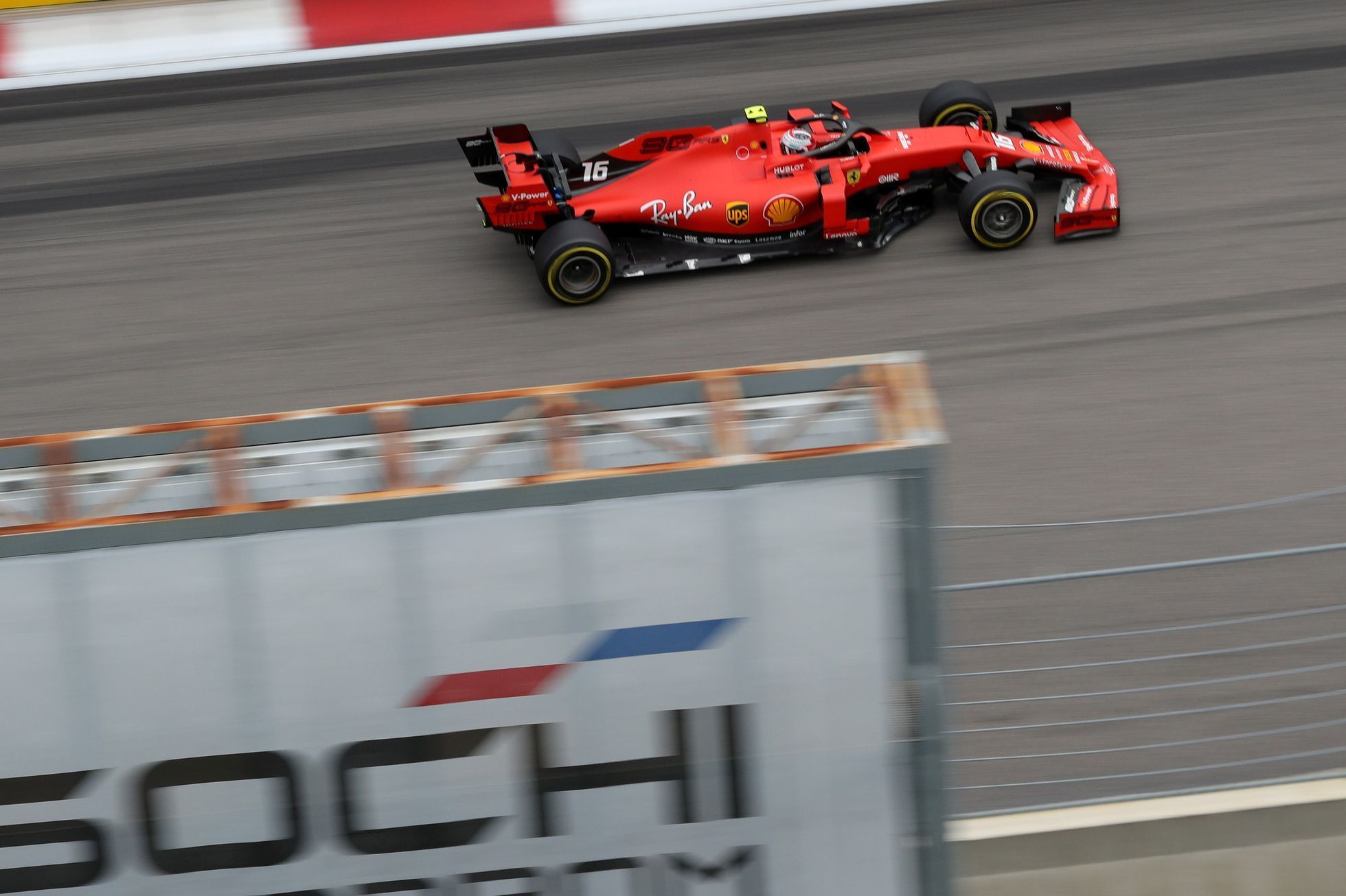 Charles Leclerc ve Ferrari na okruhu v Soči