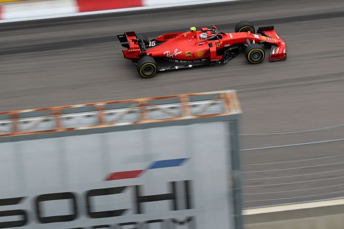 Charles Leclerc ve Ferrari na okruhu v Soči.