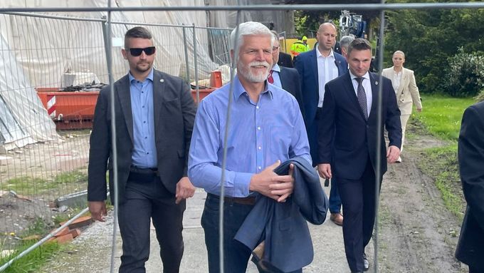 Prezident Petr Pavel prochází v Bruntále místy, kde probíhají opravy místního zámku.