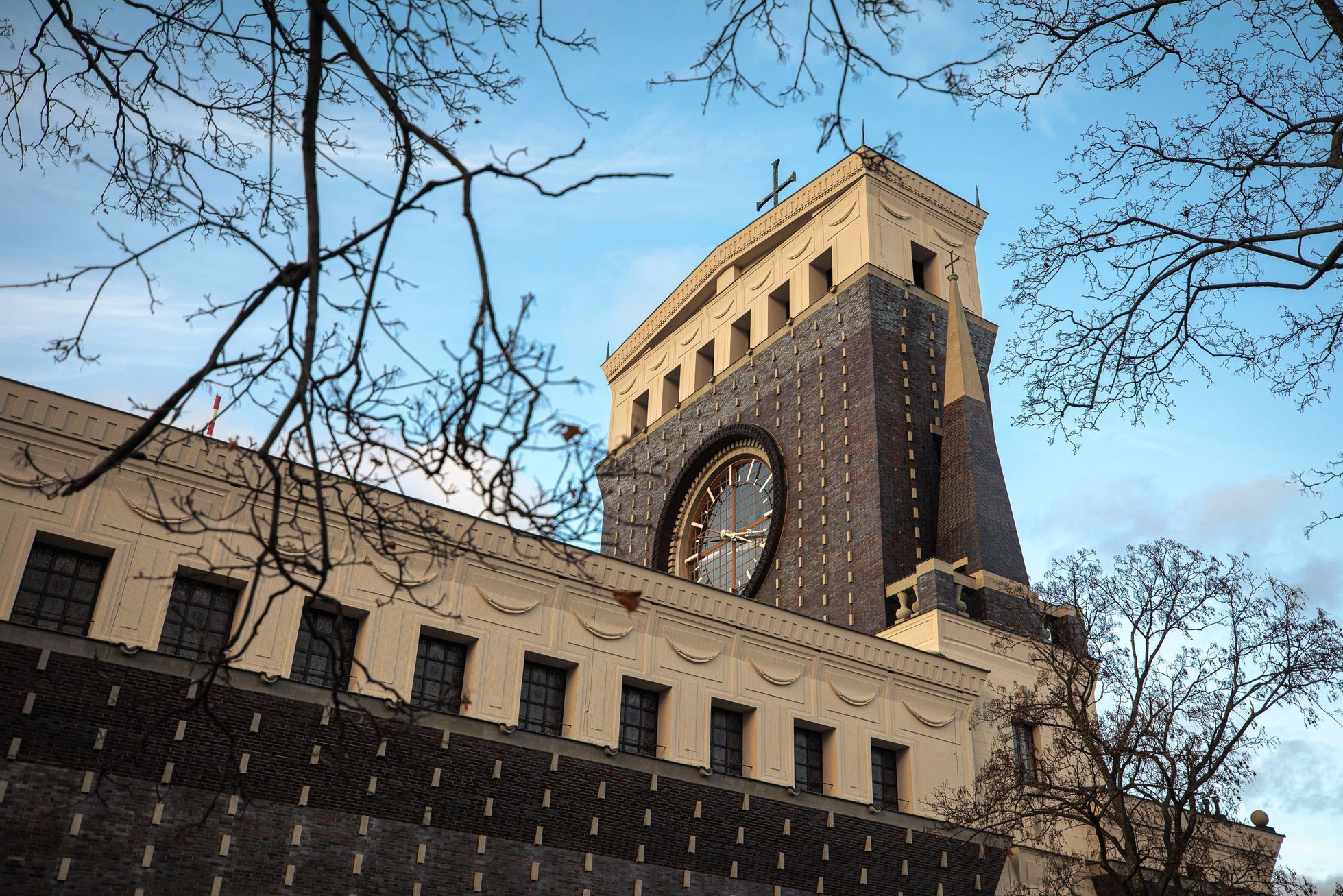 Náměstí Jiřího z Poděbrad, Kostel Nejsvětějšího srdce Páně, vysílač T-Mobile