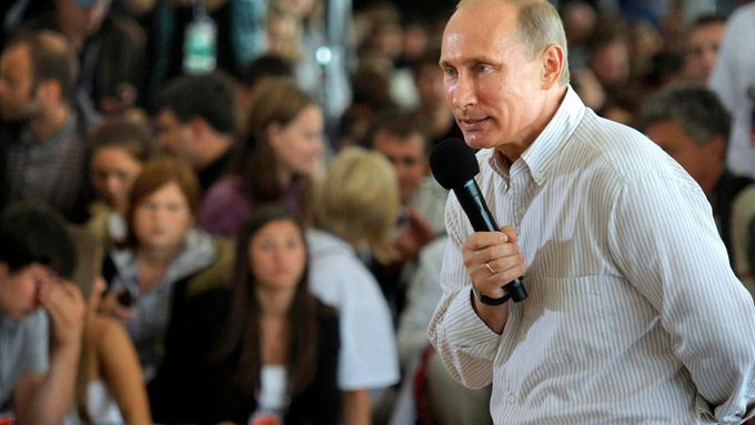 Ruský premiér Putin hovoří s mládežníky na táboře u ruského jezera Seliger.