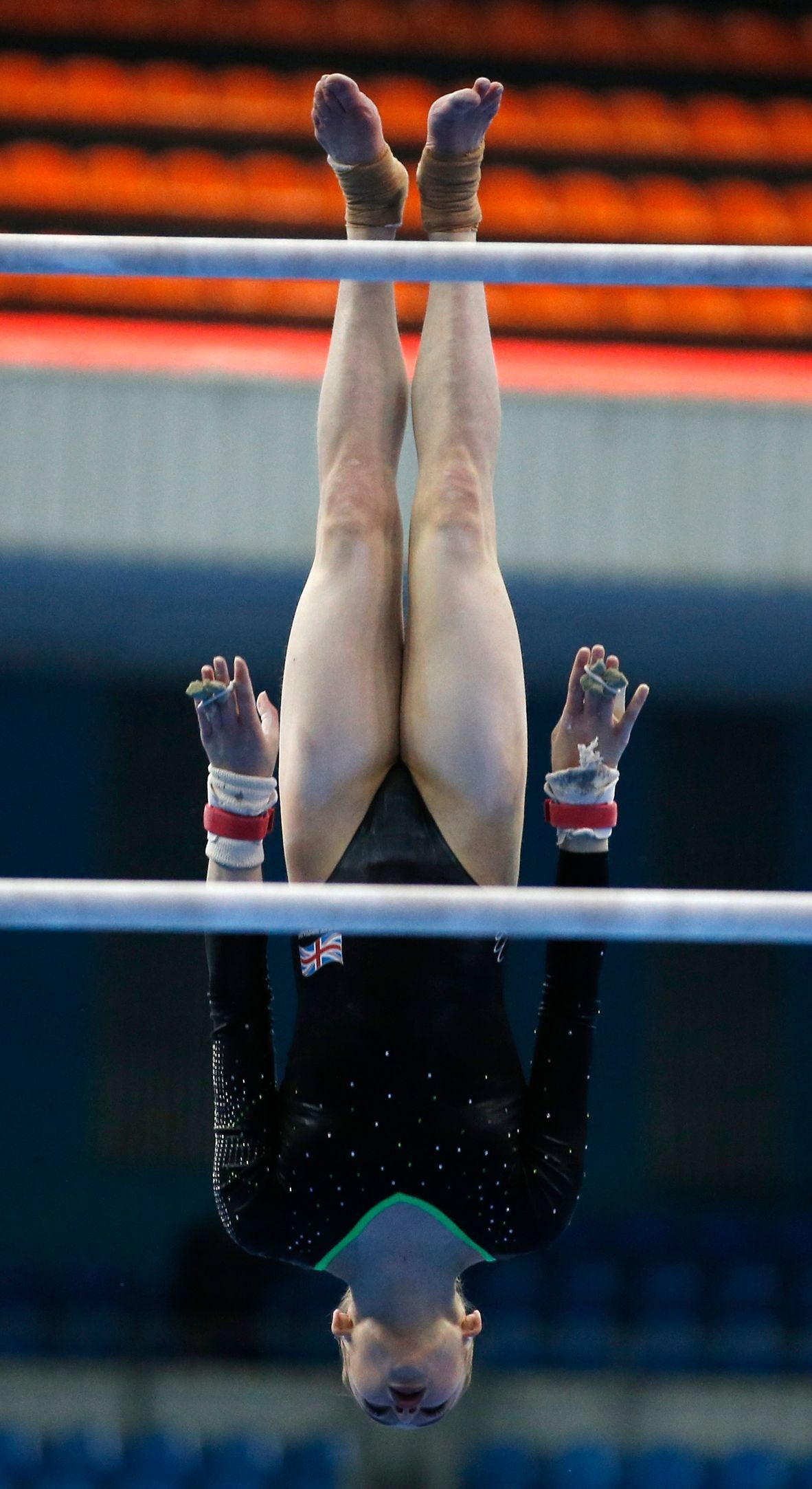 Charlie Fellowsová na bradlech při ME v Moskvě 2013