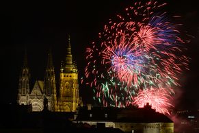 Foto: Praha přivítala rok 2019 velkým ohňostrojem. Ukazoval cestu k sametové revoluci