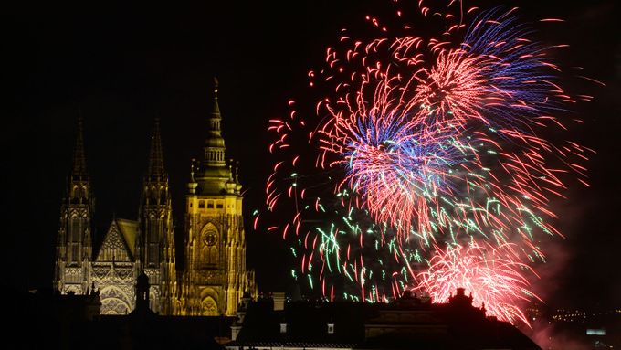 Foto: Praha přivítala rok 2019 velkým ohňostrojem. Ukazoval cestu k sametové revoluci