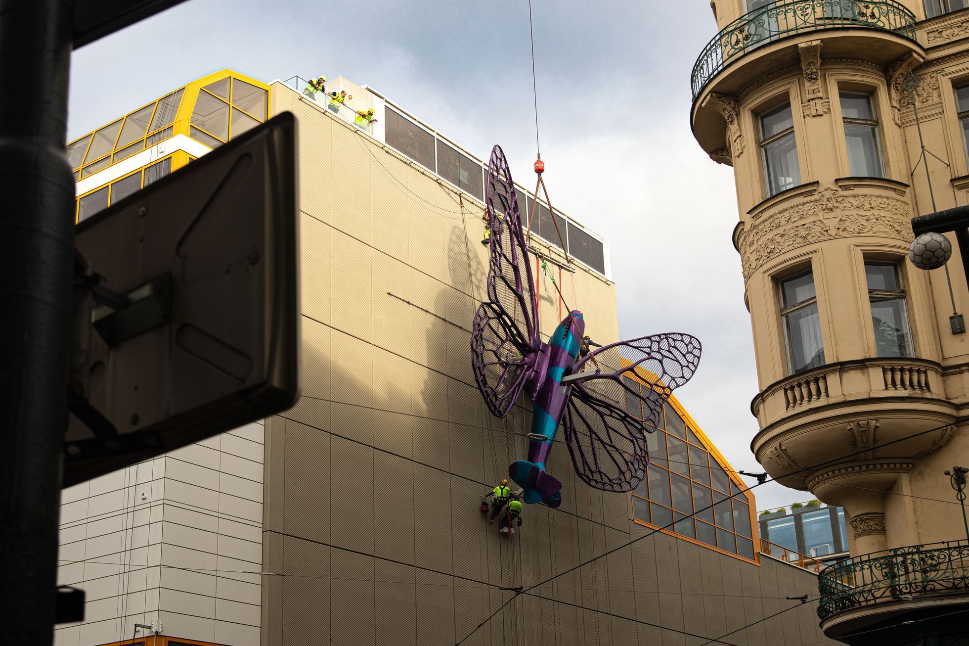 Motýli Davida Černého na obchodním dům Máj v Praze - instalace 18. 5. 2024