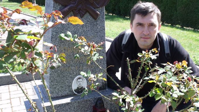 Ruský badatel válečných hrobů Vladimir Pomortzeff u hrobu gardového poručíka Ivana Gončarenka na Olšanských hřbitovech.