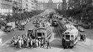 Historická fotografie zachycující provoz tramvajové linky na Václavském náměstí, která zde byla v provozu mezi lety 1884-1980.