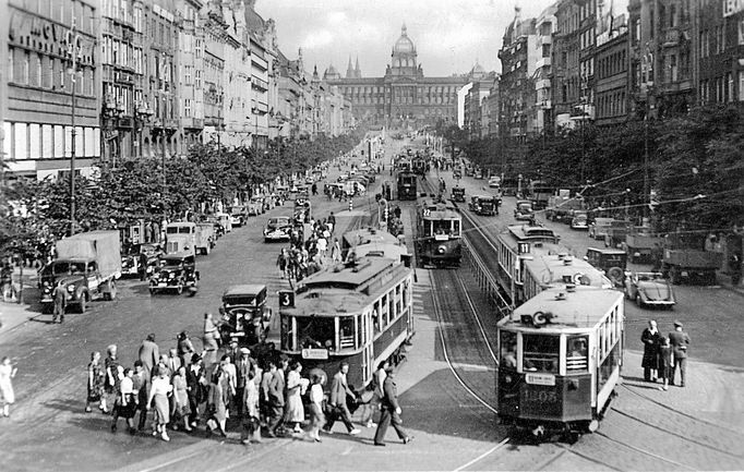 Historická fotografie zachycující provoz tramvajové linky na Václavském náměstí, která zde byla v provozu mezi lety 1884-1980.