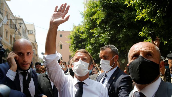 Emmanuel Macron prochází ulicemi Bejrútu.