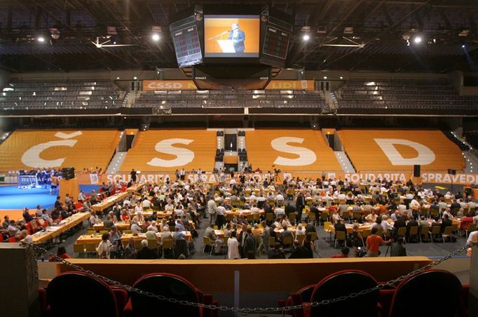 Konference v americkém stylu. ČSSD ve sportovní hale.