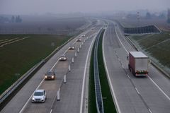 Dálniční poplatky u aut podle emisí. Evropa chce bojovat se znečištěním další zbraní