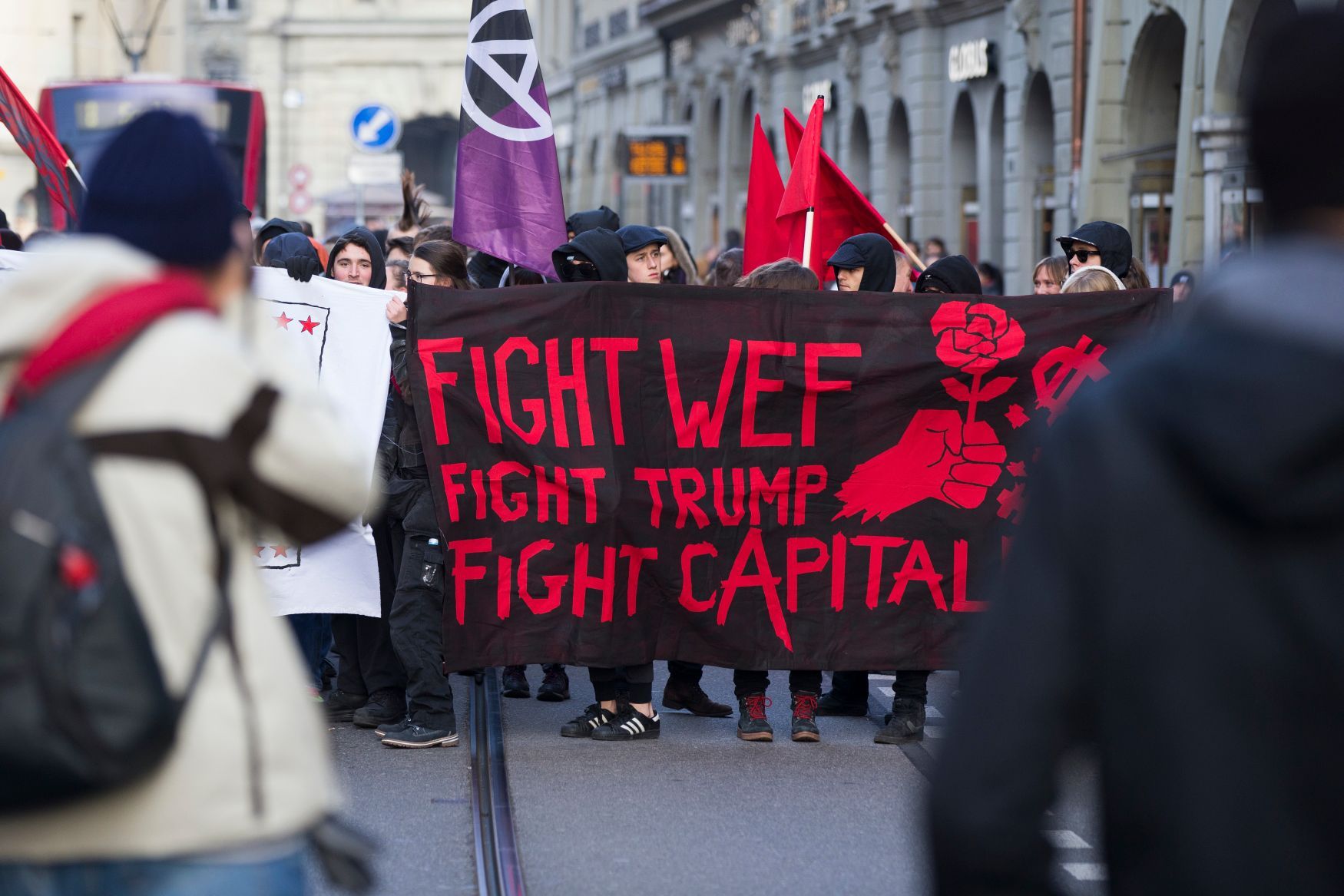 WEF protest proti Trumpovi v Bernu Aktuálně.cz