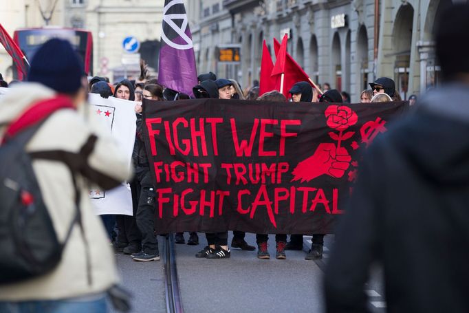 Protest proti Donaldu Trumpovi ve švýcarském Bernu před začátkem Světového ekonomického fóra v Davosu.