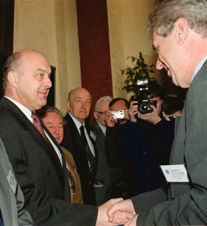 Miloš Zeman podává ruku svému někdejšímu ministru financí Ivu Svobodovi.