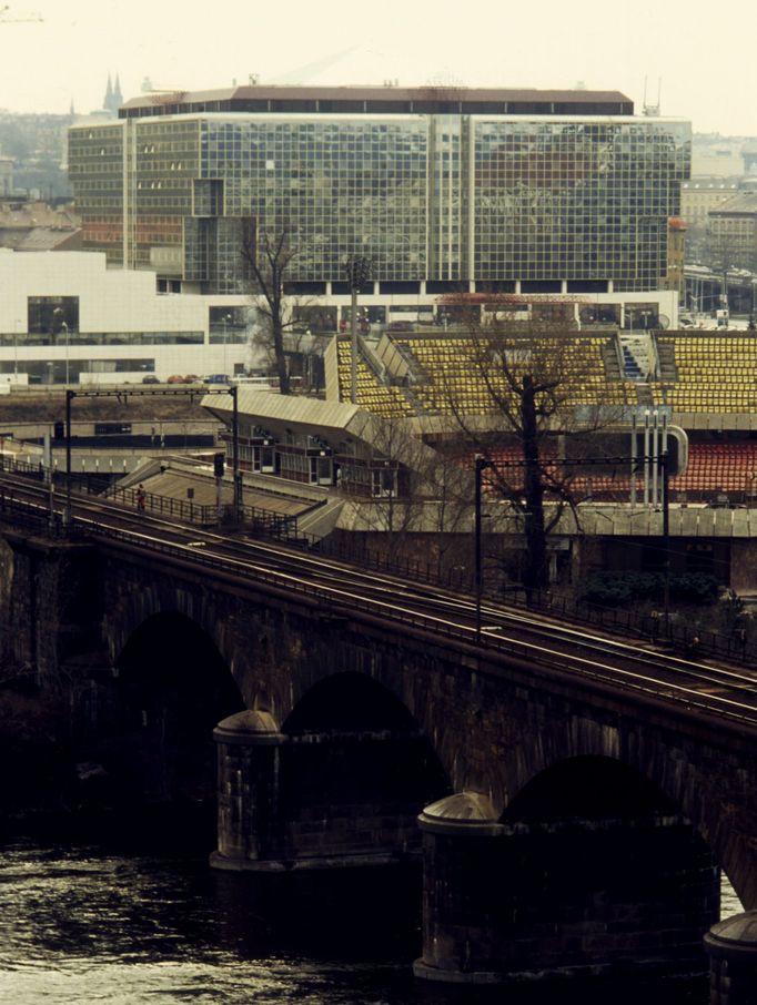 Negrelliho viadukt na snímku z roku 1992