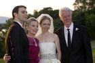 Rodina Clintonových a její nový člen - bankéř Marc Mezvinsky.