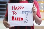 Menstruujícím ženám v Indii je zakázán vstup do chrámů, tak protestují na Twitteru vložkami