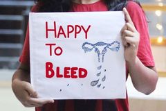 Menstruujícím ženám v Indii je zakázán vstup do chrámů, tak protestují na Twitteru vložkami