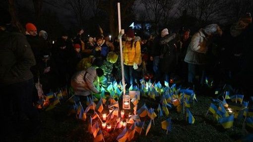 Na pražské Letné se dnes v podvečer sešly nižší tisíce lidí, aby připomněly první výročí ruského vpádu na Ukrajinu.