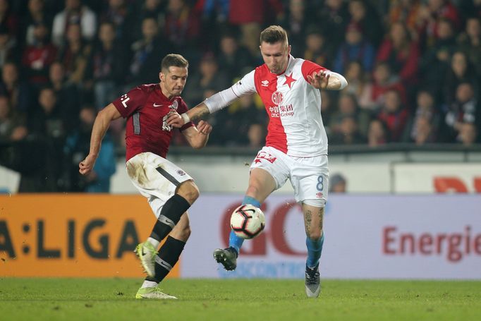 Jaromir Zmrhal a Alexandru Chipciu v derby Sparta - Slavia.