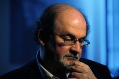 Po Satanských verších čelil fatvě, teď Rushdie vzpomíná