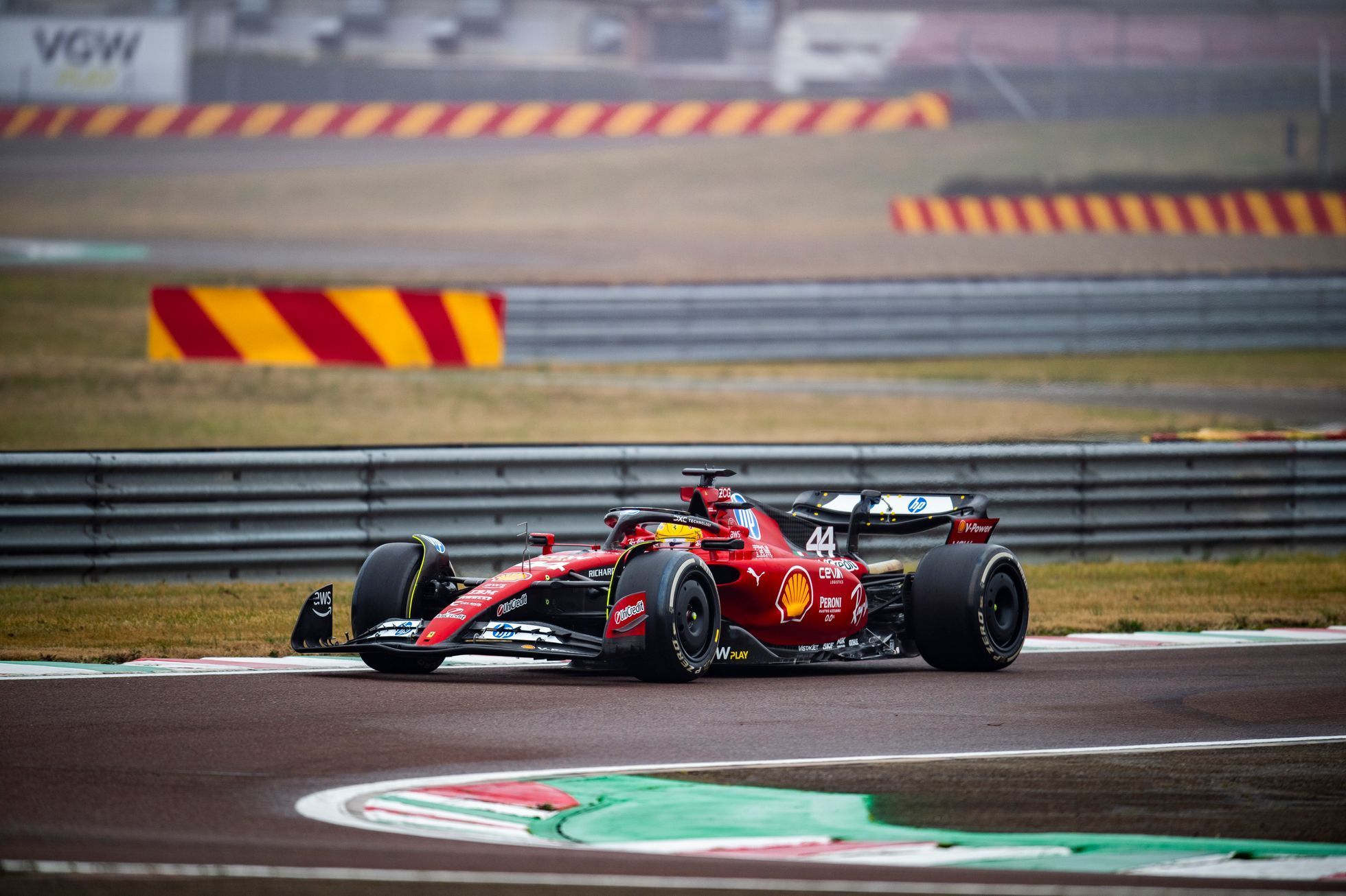 První jízda Lewise Hamiltona v monopostu Ferrari F-23