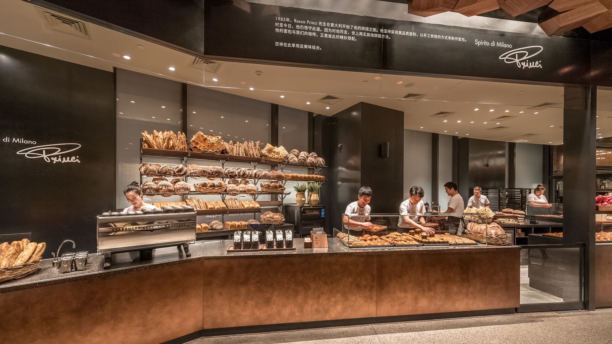 Starbucks otevřel v Šanghaji svou největší kavárnu na světě
