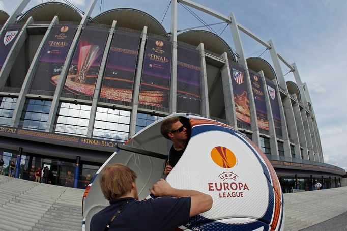 Přípravy na finále EL před fotbalovým stadionem v Bukurešti.